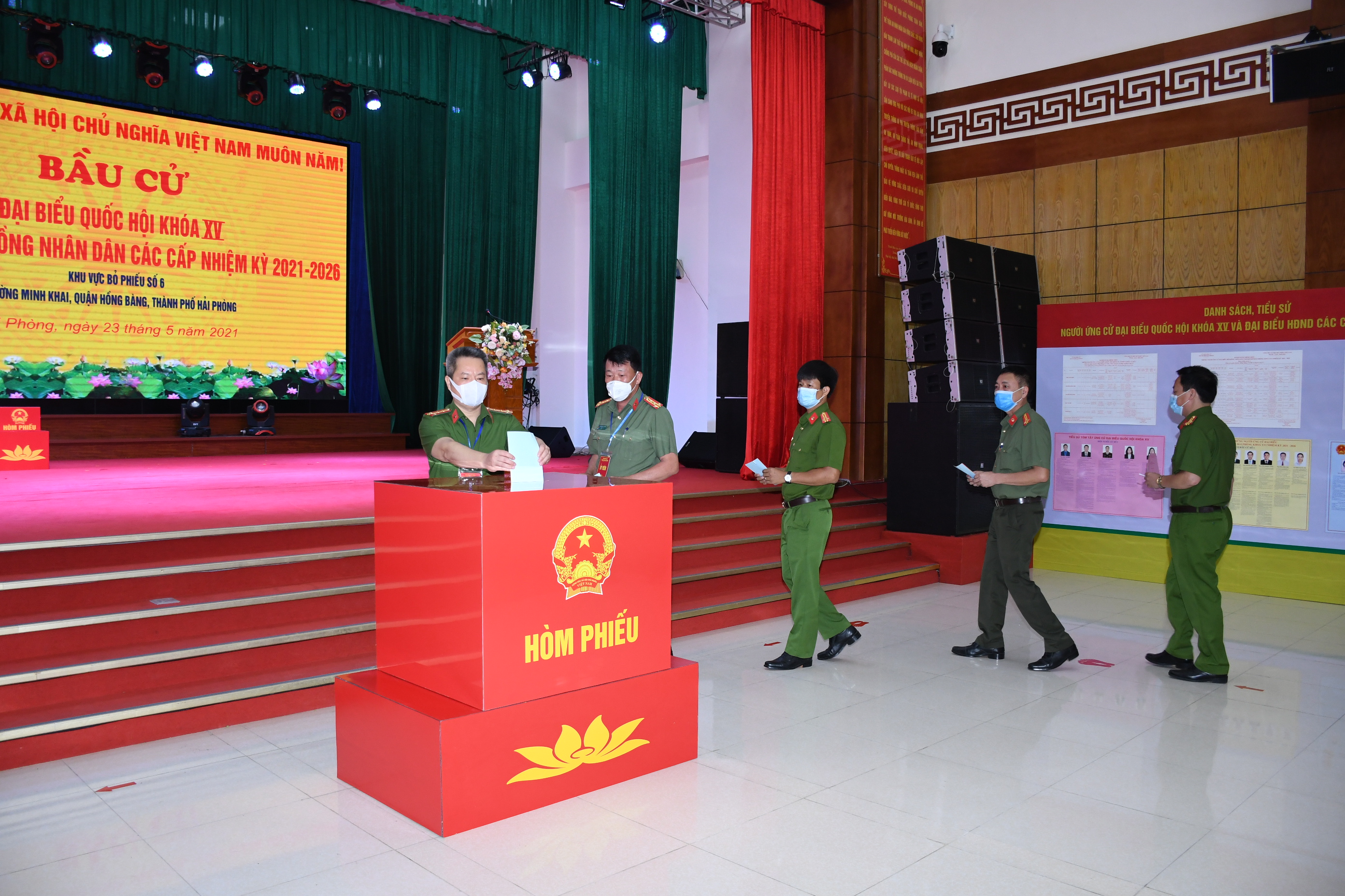 Khai mạc bầu cử đại biểu Quốc hội khóa XV, đại biểu HĐND các cấp, nhiệm kỳ 2021 – 2026 tại khu vực bỏ phiếu số 6, phường Minh Khai, quận Hồng Bàng